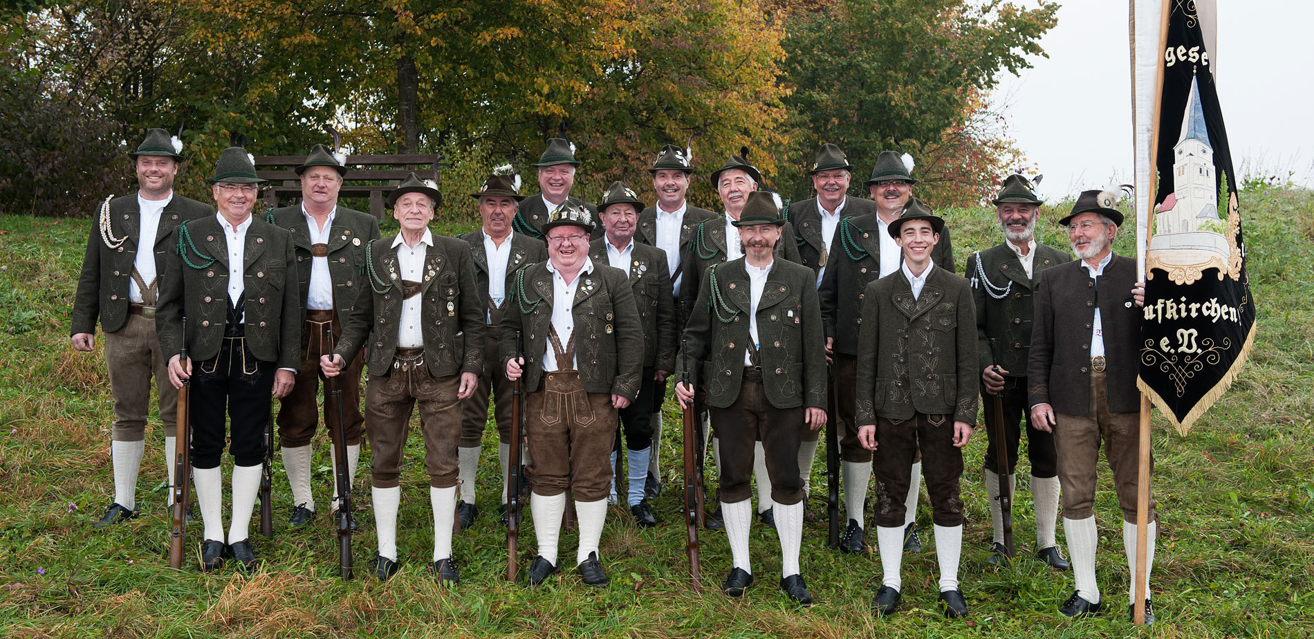 Salutschützenzug der SG Taufkirchen in Tracht