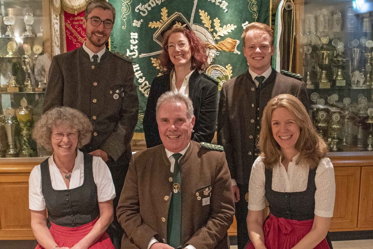 Das Schützenmeisteramt 2026 (hinten v. l.): Stefan Schallmoser, Cosima Dinkel, Constantin Rosengarten; (vorne v. l.): Kirsten Bürger, Michael Müller, Maria Widmann.